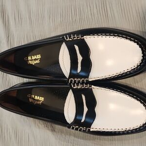 GH Bass Weejuns Whitney Black and White Classic Penny Loafers. New. Size 7.5